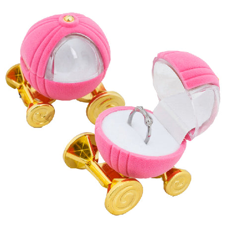 031627 (CARRUAJE) Estuche con forma de carruaje en color rosa para anillo (4.7 x 5.5x 6 cm)